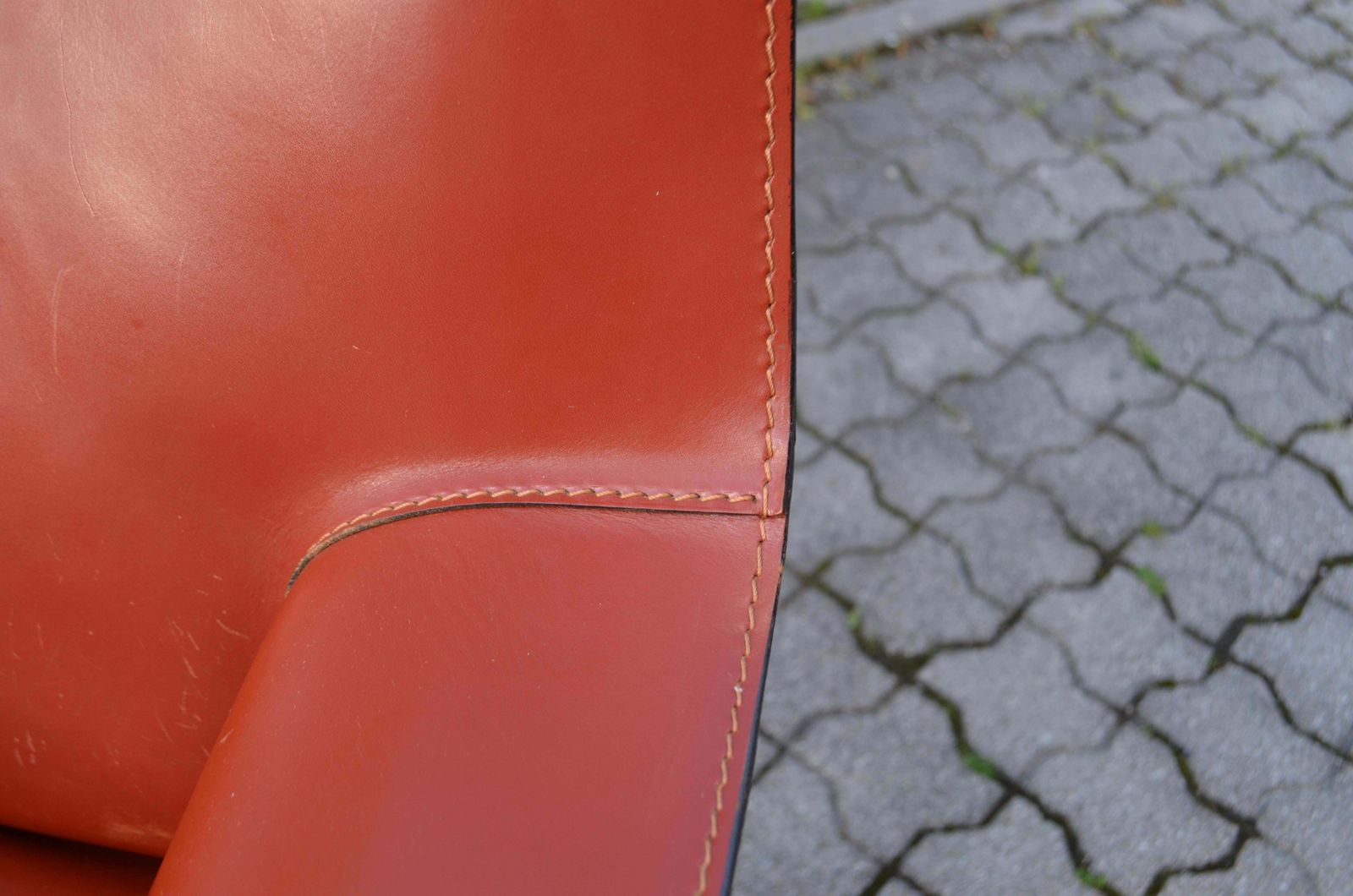 4245.0 Cassina Taxi 414 Leather Lounge Chair Armchair China Red / Ox Red photo