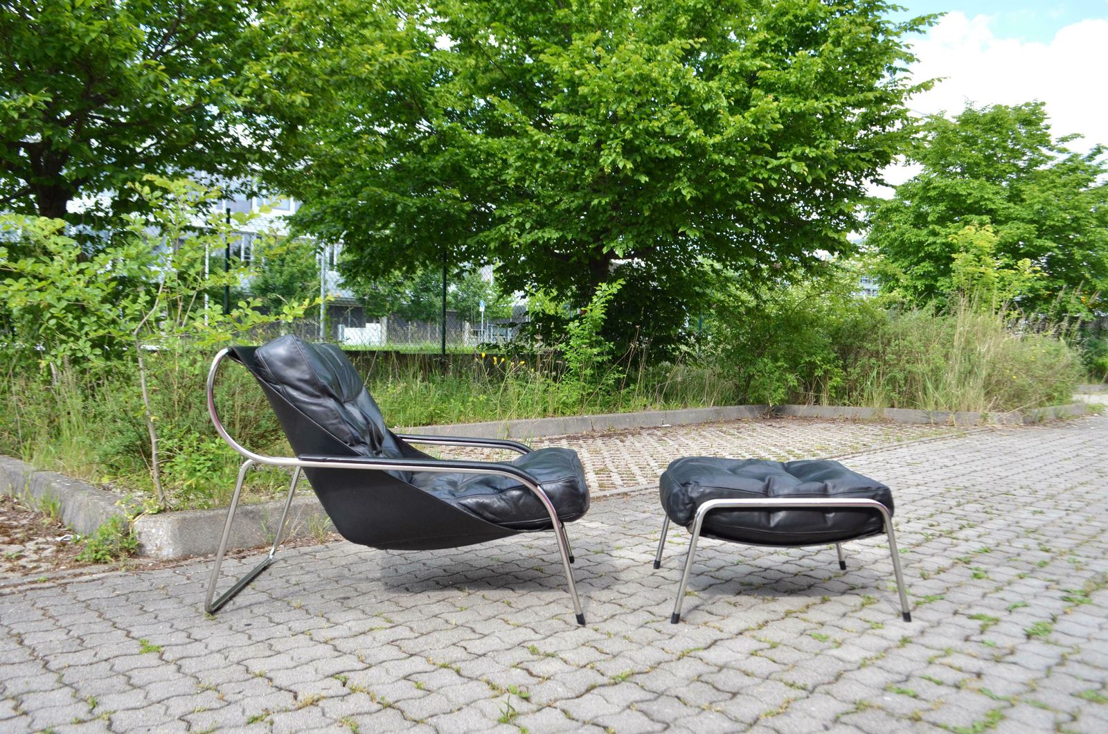 photo furniture Zanotta Leather Lounge Chair Model Maggiolina Design 1947 By Marco Zanuso