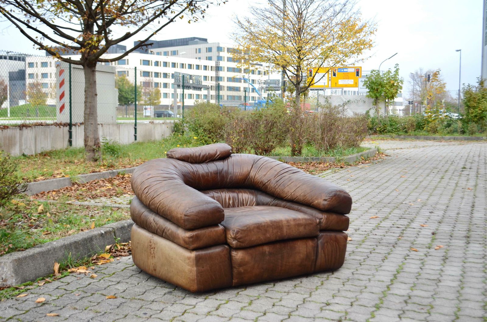 Zanotta Model Straccio De Pas, D''Urbino, Lomazzi Original Lounge Leather Chair photo Furniture