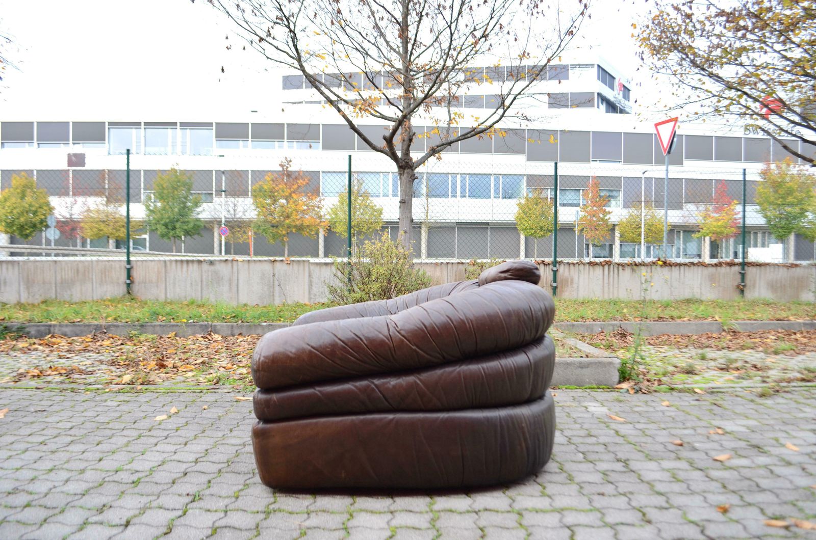 photo furniture Zanotta Model Straccio De Pas, D''Urbino, Lomazzi Original Lounge Leather Chair