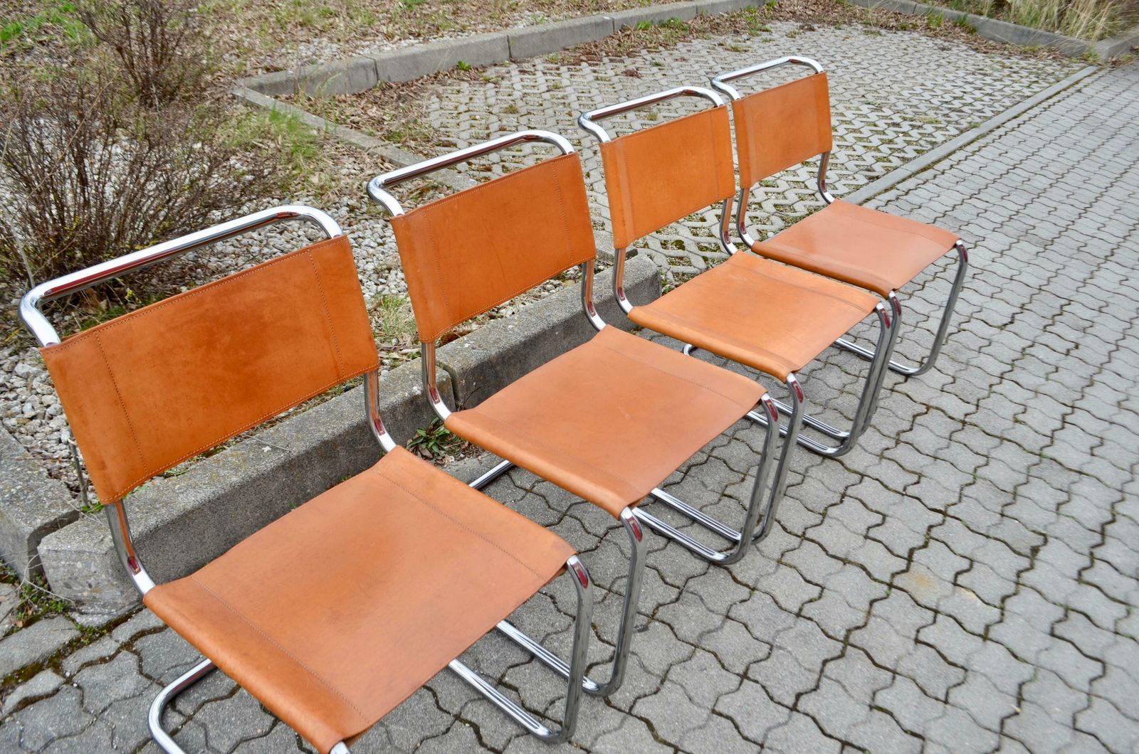 photo furniture Thonet S 33 Vintage Cognac Vegetal Leather Chairs Mart Stam Cantilever Set Of 4
