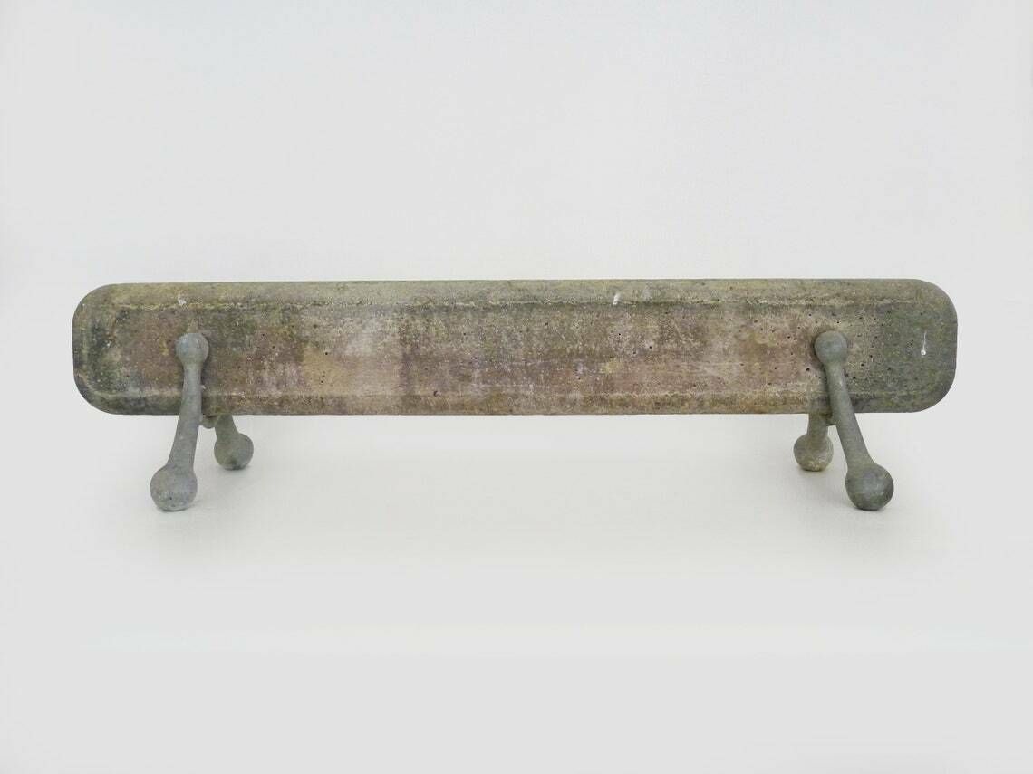 Barre de cheminée en béton et socle en fonte. Ancien radiateur électrique.