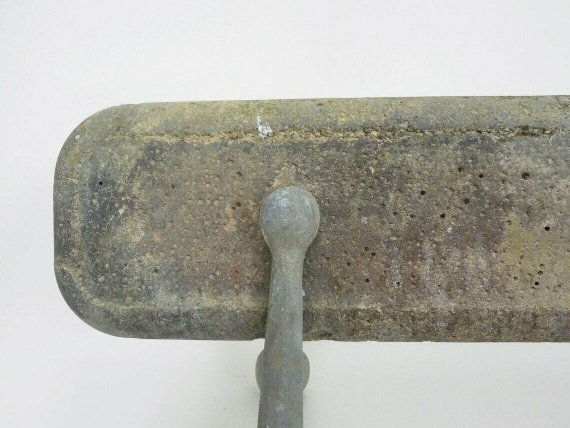 Barre de cheminée en béton et socle en fonte. Ancien radiateur électrique. photo furniture