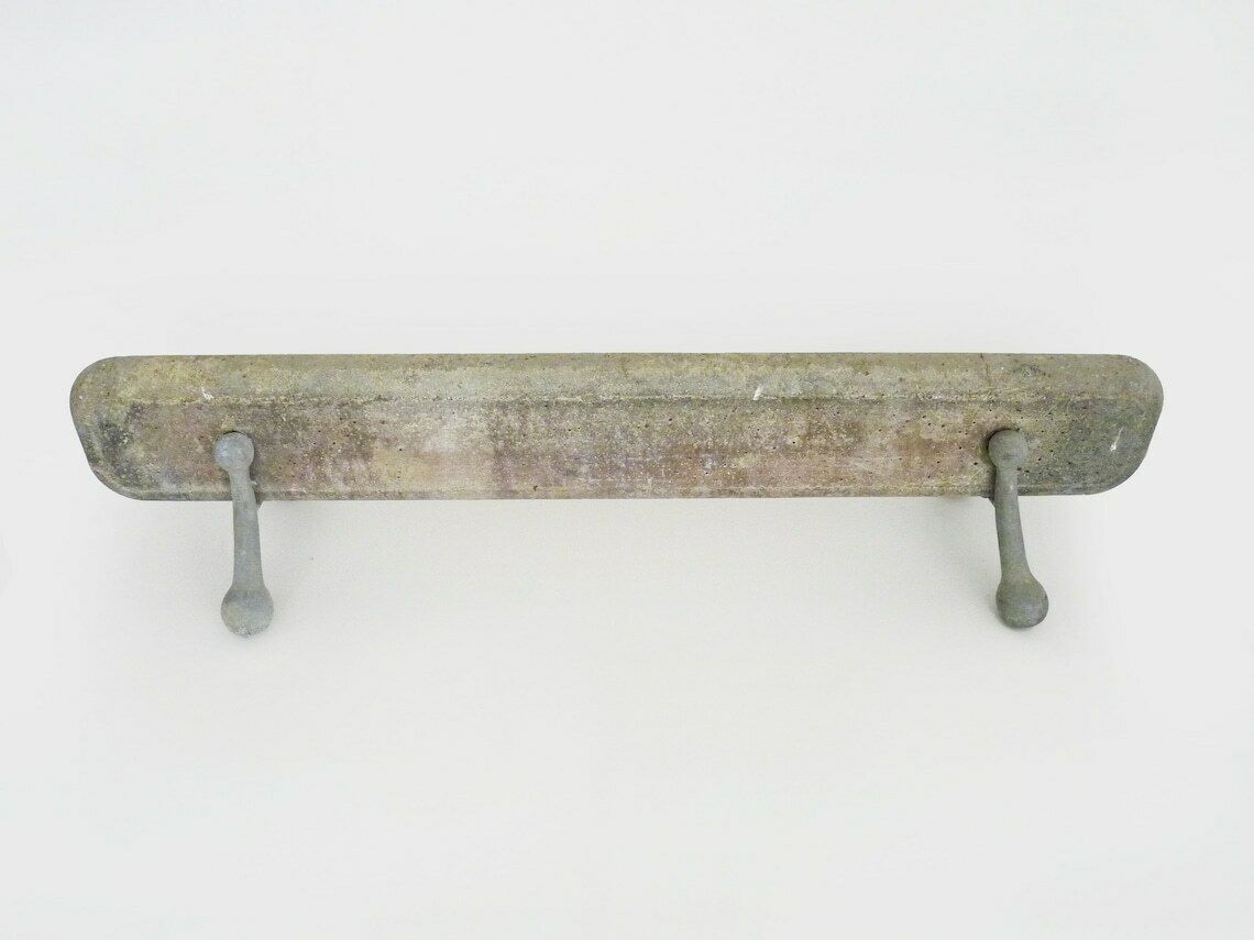 Barre de cheminée en béton et socle en fonte. Ancien radiateur électrique. photo for sale