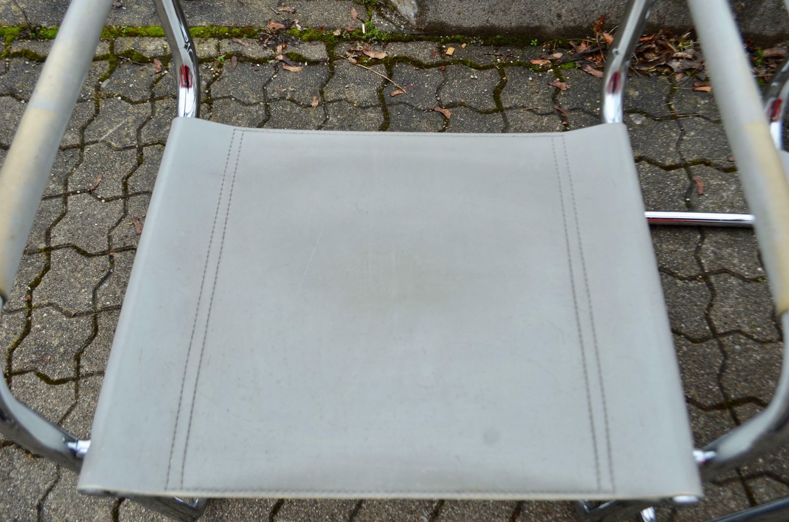 photo vinterior Vintage Italy Light Grey Leather Dining Chairs Armchairs Cantilever Set Of 4