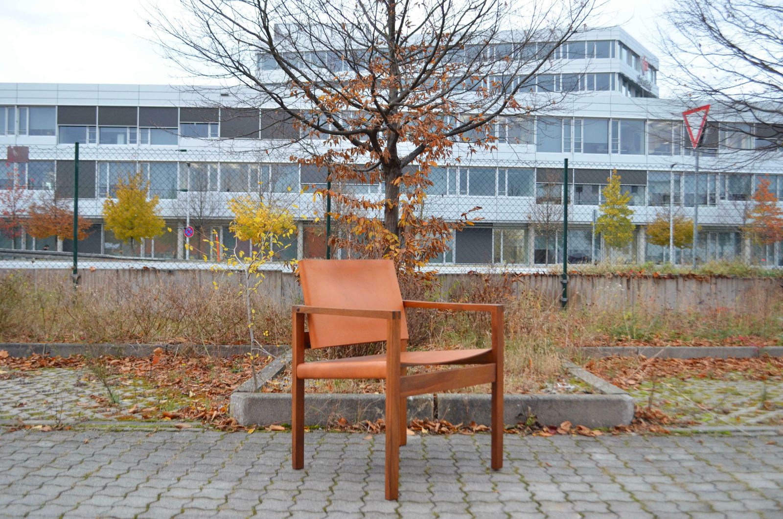 photo vinterior Bauhaus Era Minimalist Modernist Cognac Saddle Leather Lounge Chair Armchair