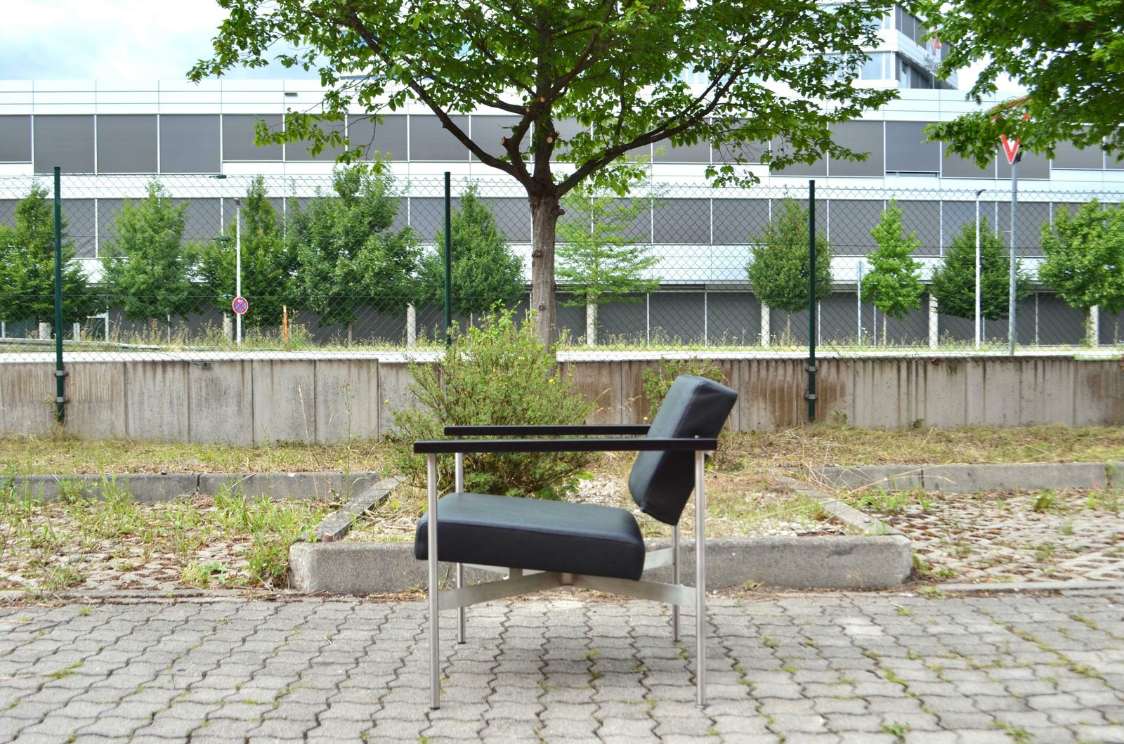 photo for sale Hans Gugelot Minimalist Leather Lounge Chair Gs1076 Armchair Habit