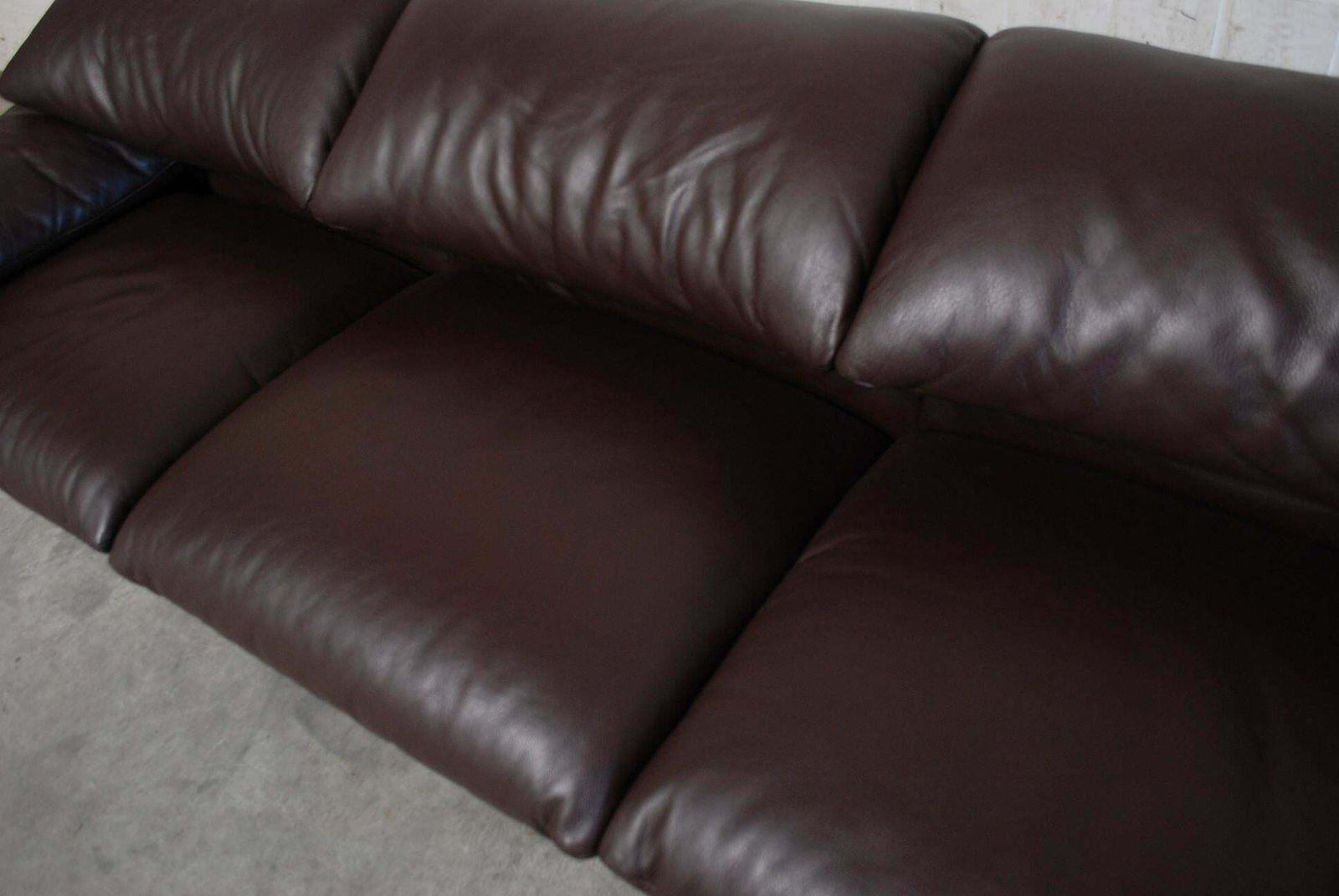 photo furniture Cassina Maralunga Ensemble Leather Sofa And 2 Chairs And 1 Ottoman