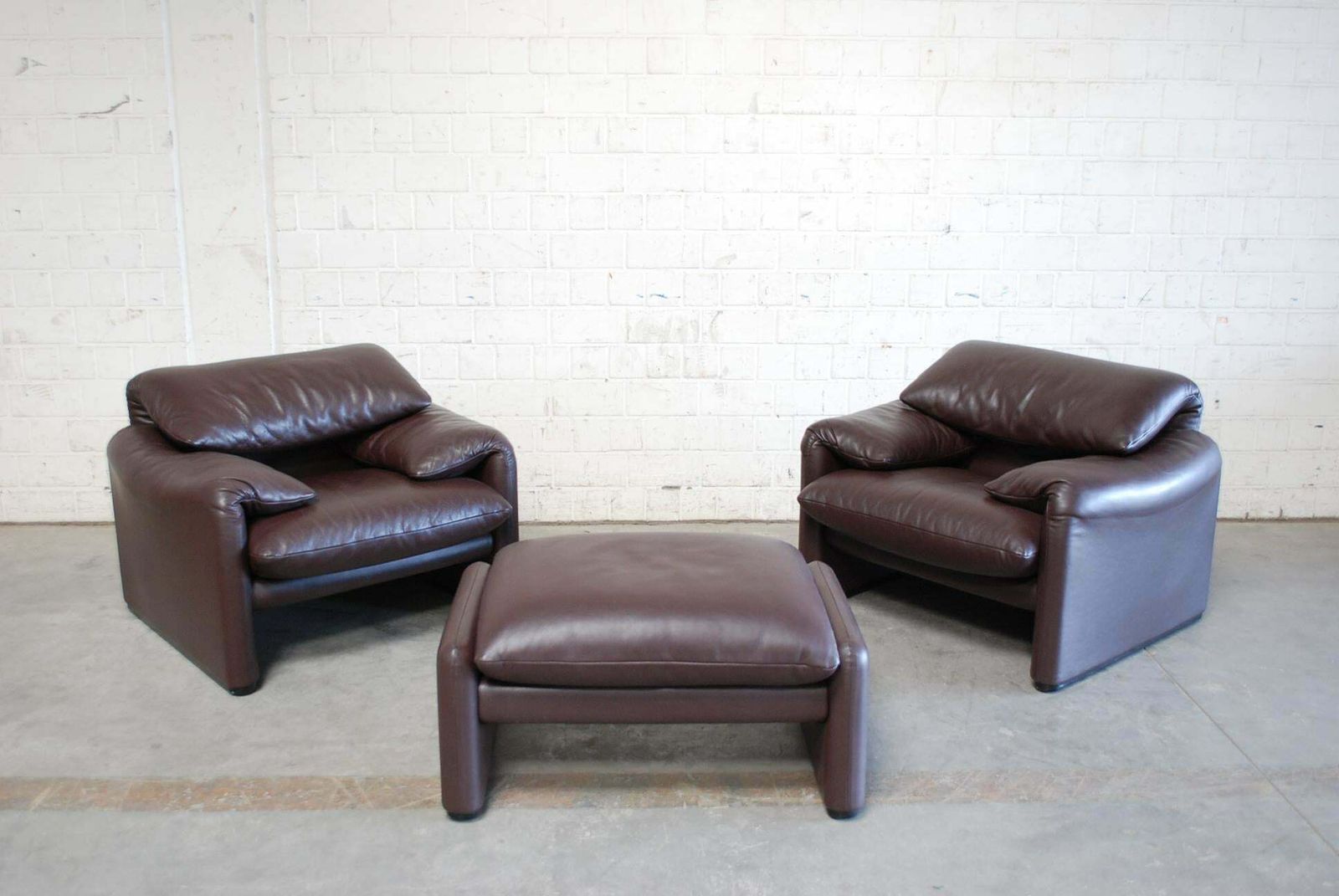 24316.0 Cassina Maralunga Ensemble Leather Sofa And 2 Chairs And 1 Ottoman photo