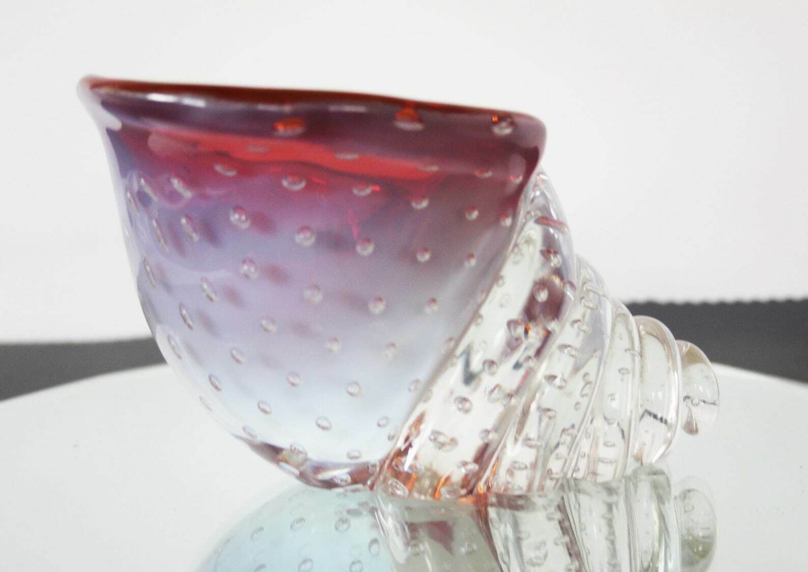 Vintage Retro Italian Murano Art Glass Conch Shell Bowl, White And Red, Bullicante Hand Blown, Bonbonniere Vide Poche, Sommerso, Bubbles photo Home Decor