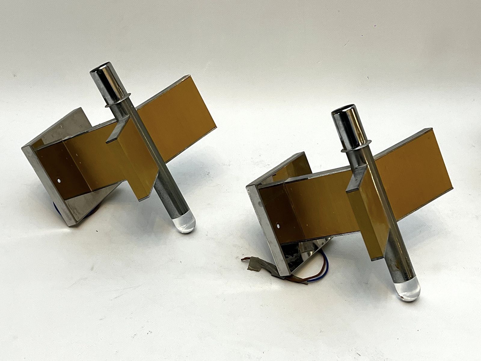 photo vintage Mid Century Modern Set Of Eight Brass And Chrome Sconces By Sciolari. Italy 1970s
