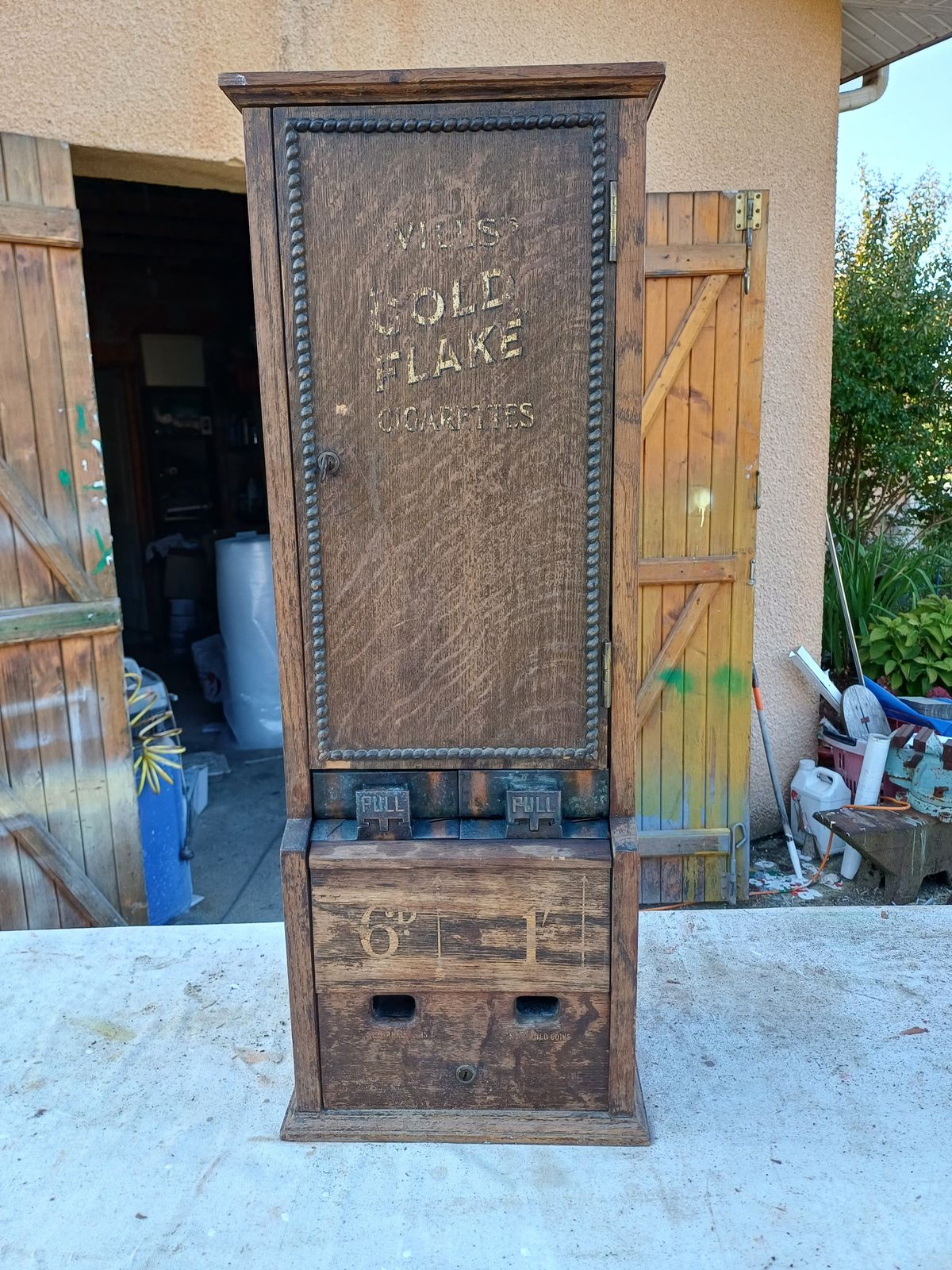 Ovill's 1900 Gold Flakes Cigarette Dispenser