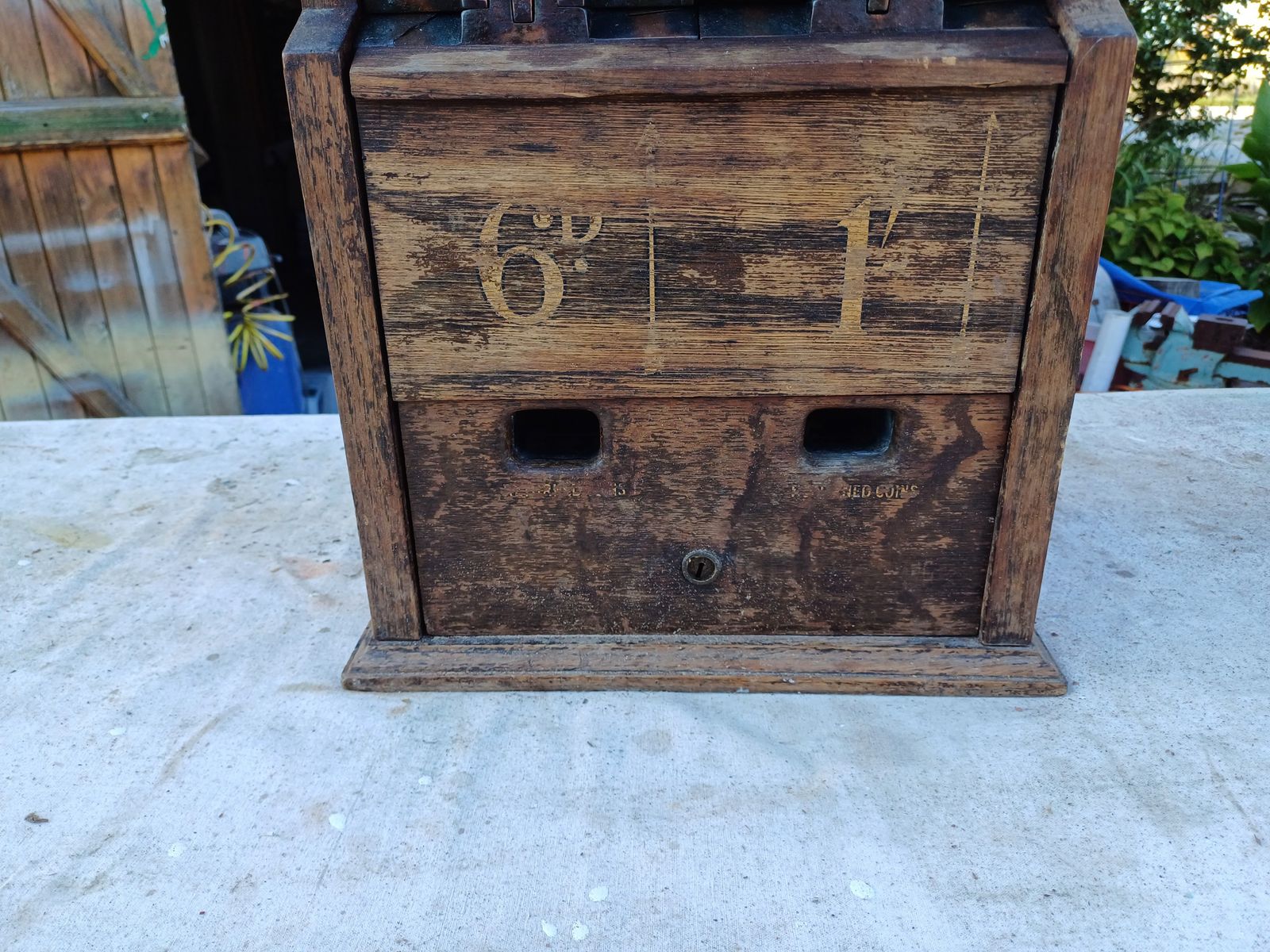 Ovill's 1900 Gold Flakes Cigarette Dispenser photo furniture