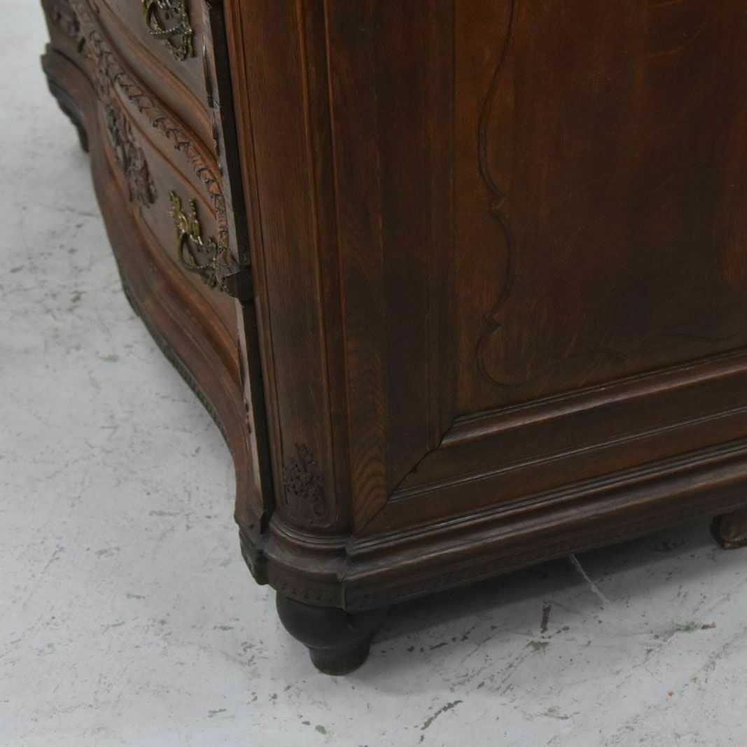 photo furniture Liège Chest Of Drawers In Louis XVI Oak, 18th Century