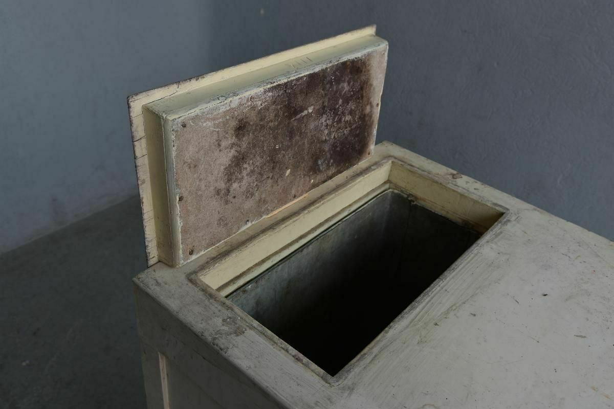 Lacquered Wooden Cooler From The 1930s photo 810.0