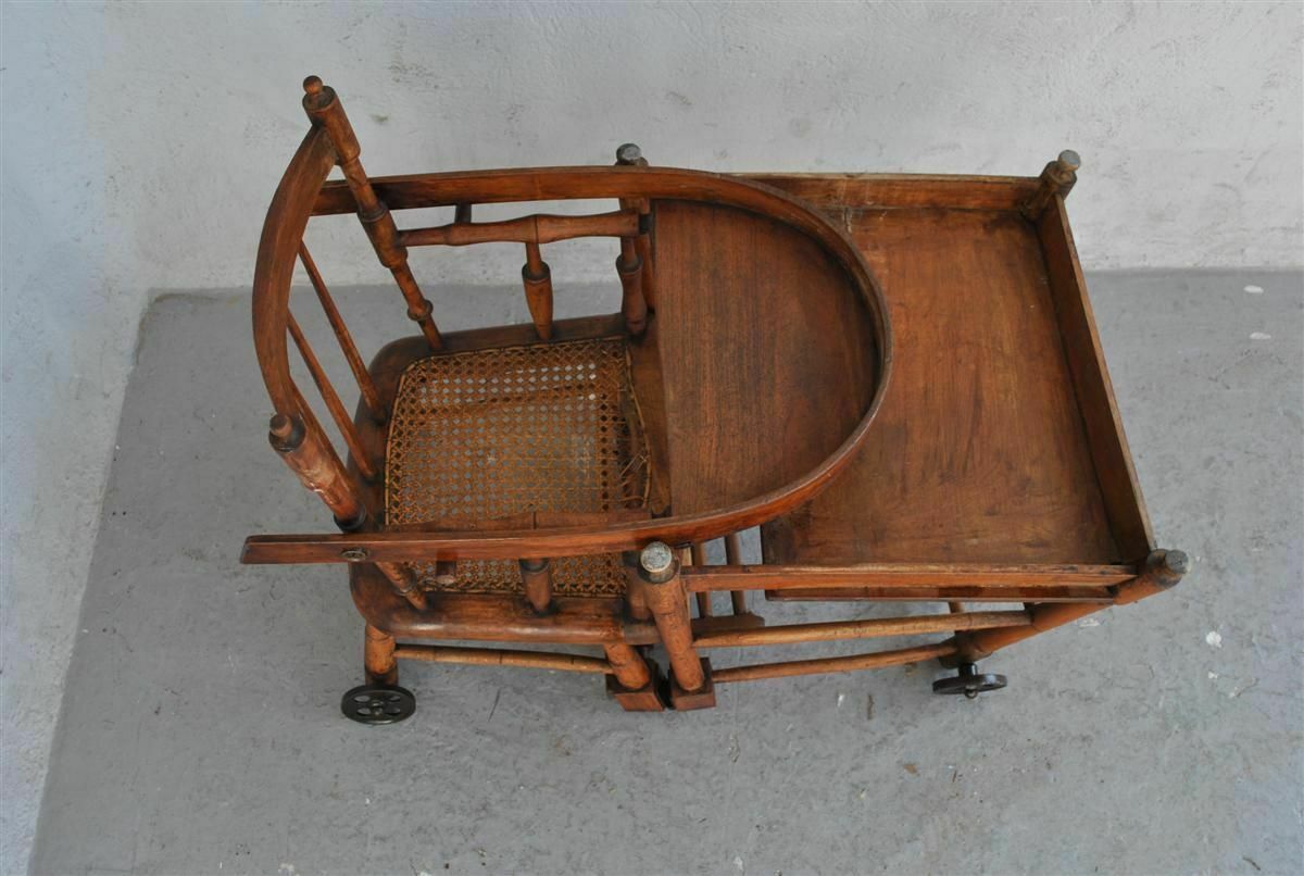 photo vintage Baby High Chair With 1900 Period System