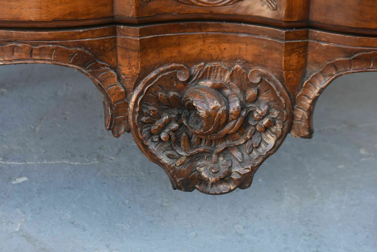 Crossbow Shaped Walnut Jumping Chest Of Drawers, 18th Century photo buy