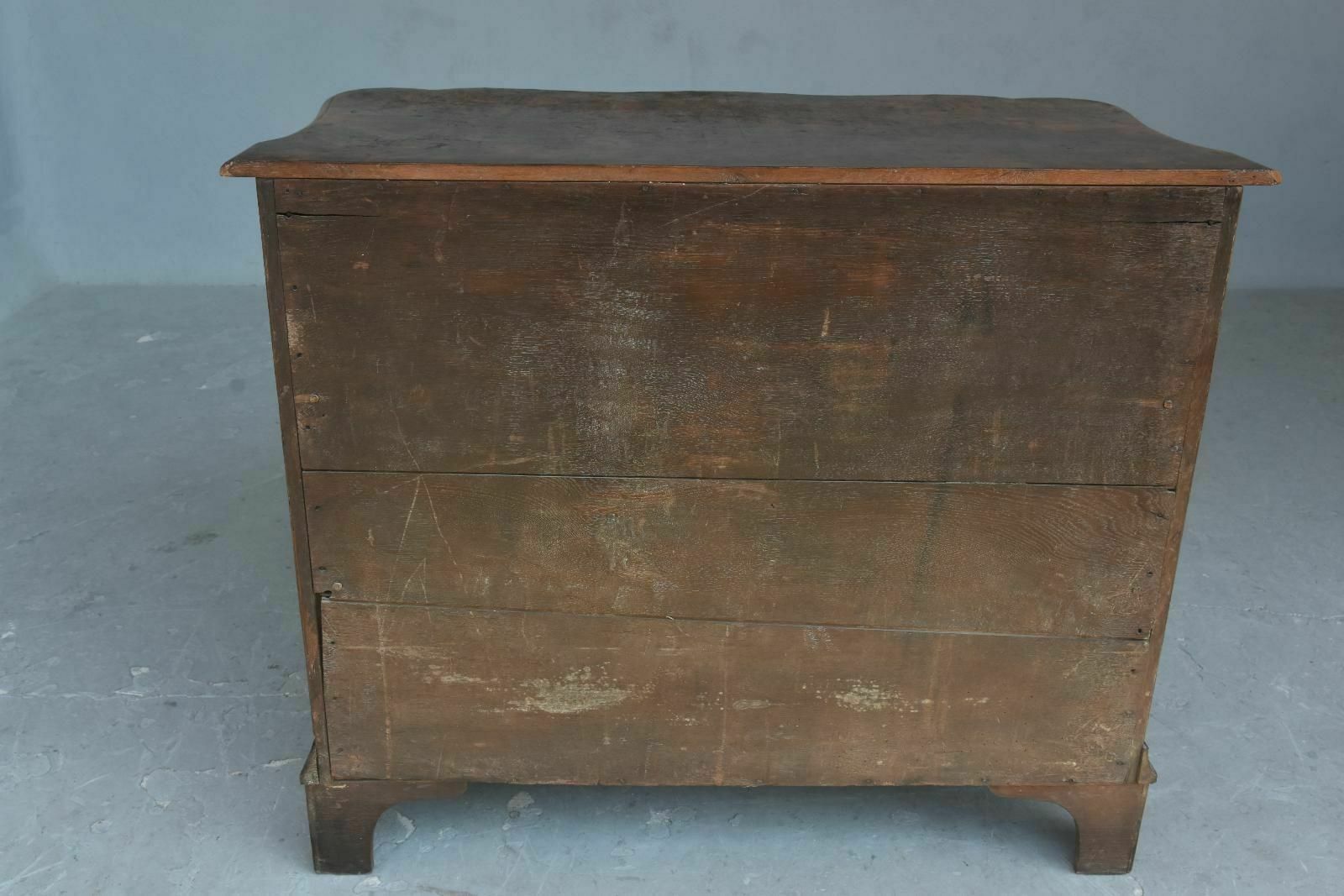 photo furniture 18th Century Dutch Chest Of Drawers In Walnut Burl