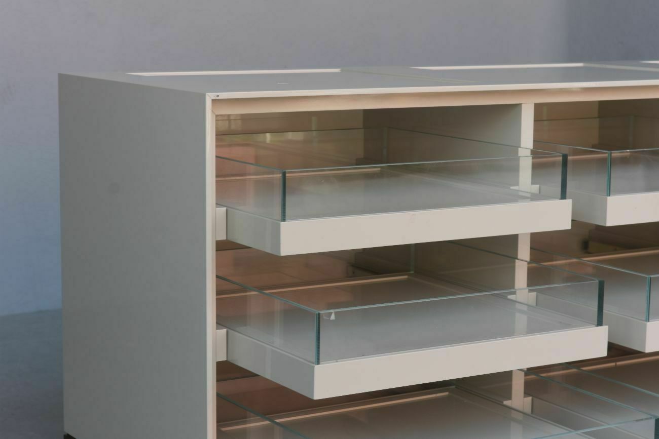 photo furniture Burberry Cannes Luxury Cream Lacquered Wood Store Bank