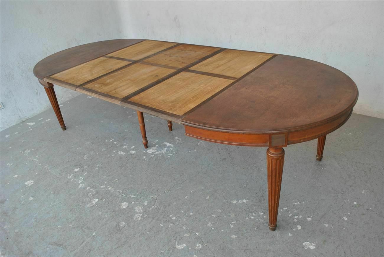 Oval Mahogany Table With Scrapers On The Sides, Late 19th Century photo 2399.0