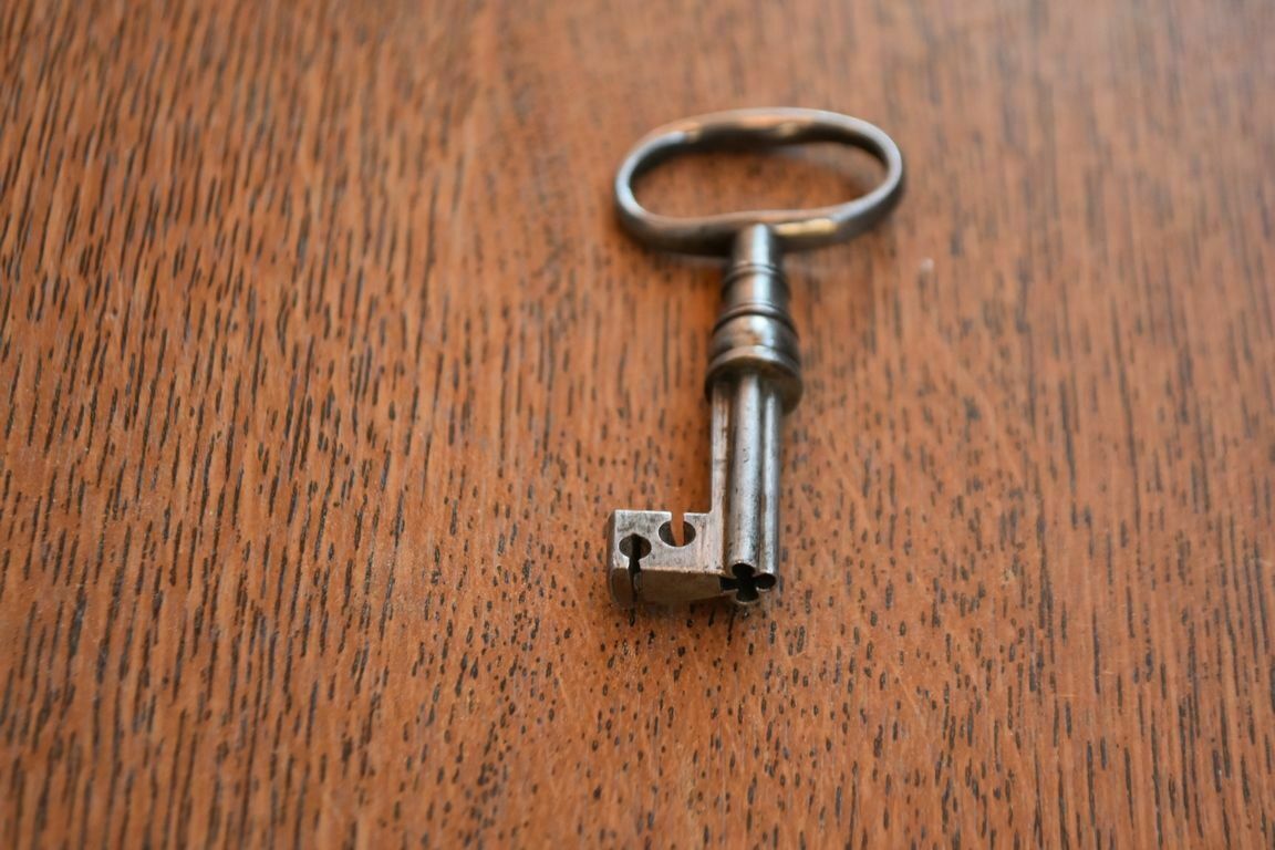 photo vintage Door Secretary In Flamed Mahogany 18th Clover Locks