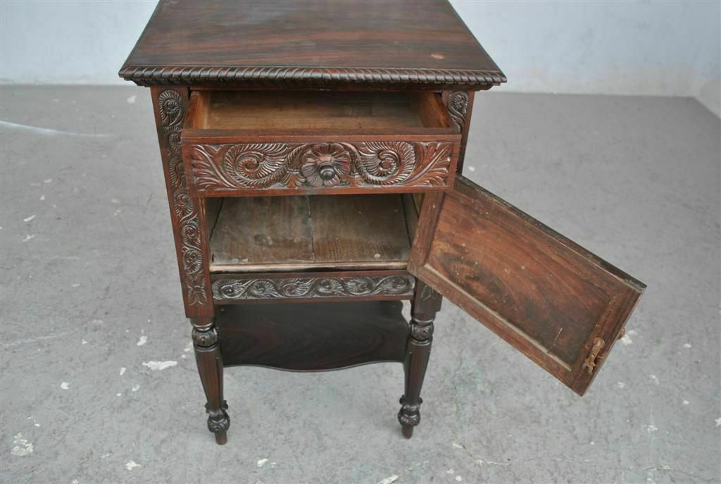 photo vintage Very Richly Carved Indian Bedside Table From The 19th Century