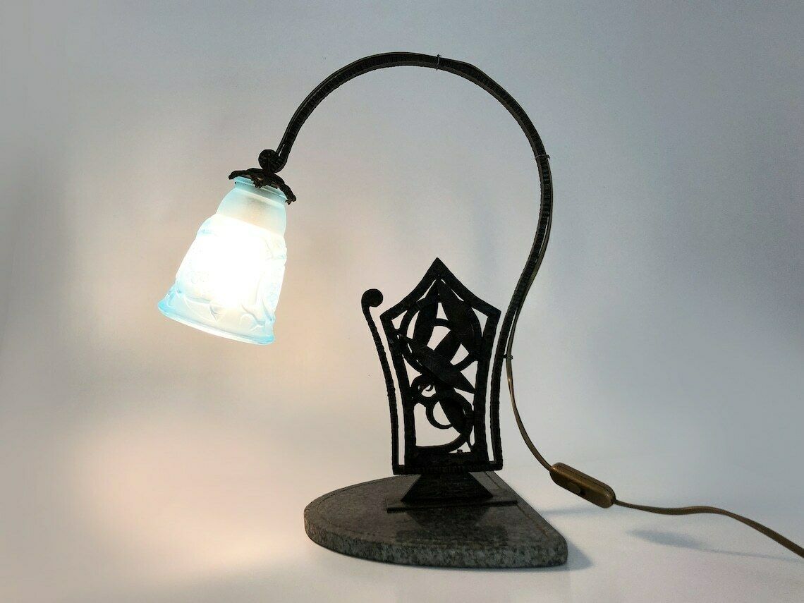 Grand lampadaire Art déco en fer forgé sur socle en marbre gris, tulipe bleue signée photo furniture