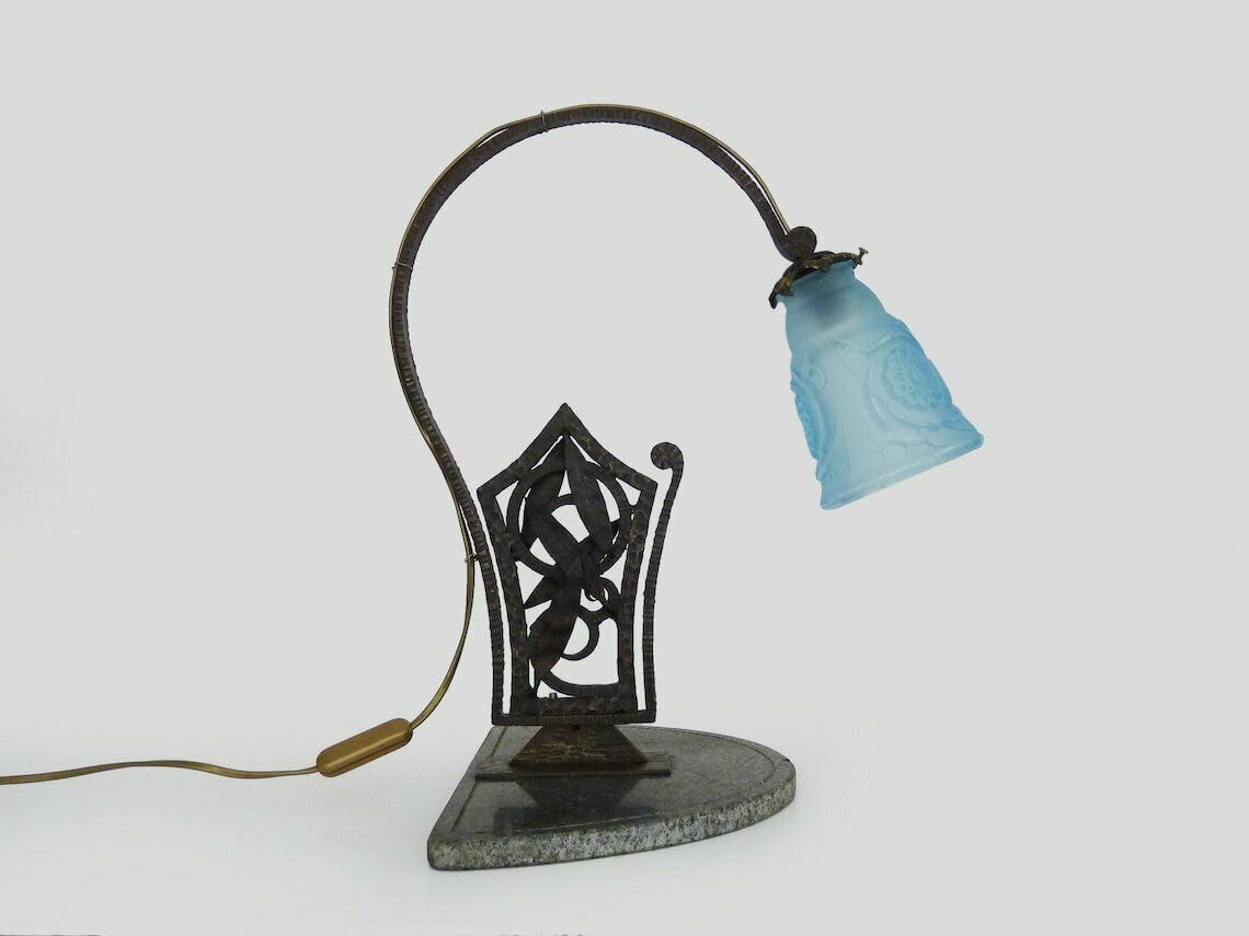 Grand lampadaire Art déco en fer forgé sur socle en marbre gris, tulipe bleue signée photo Luminaires