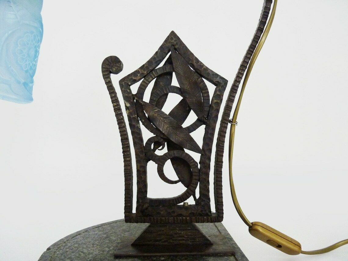 Grand lampadaire Art déco en fer forgé sur socle en marbre gris, tulipe bleue signée photo buy
