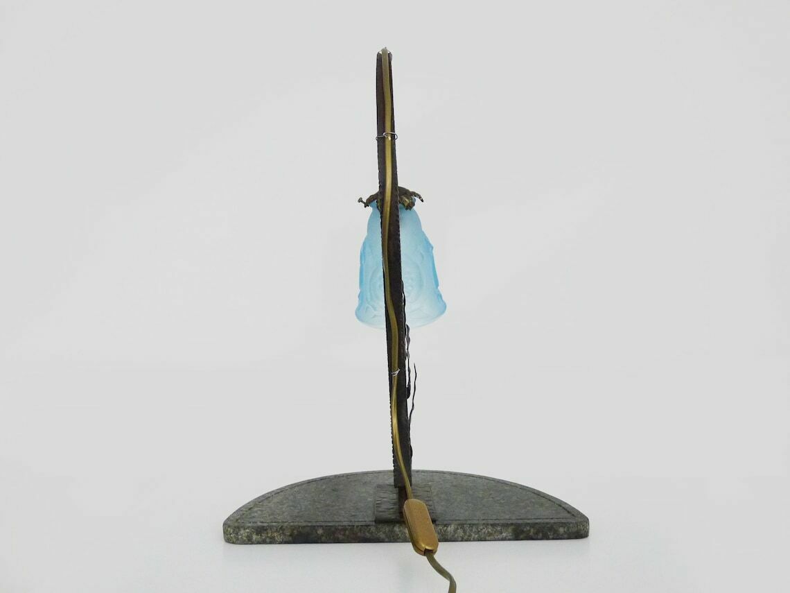 photo furniture Grand lampadaire Art déco en fer forgé sur socle en marbre gris, tulipe bleue signée