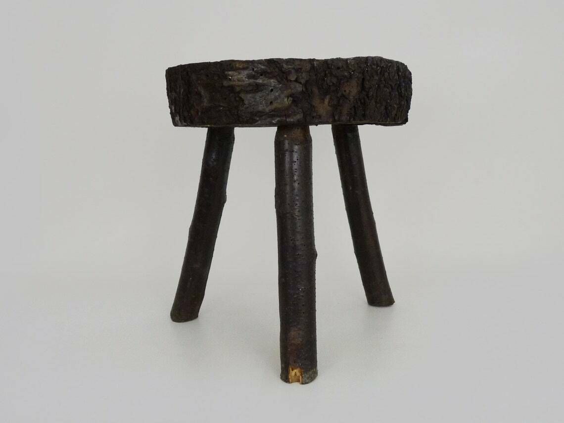 Tabouret à traire tripode en chêne, art paysan ariégeois, France (XIXe siècle) photo buy