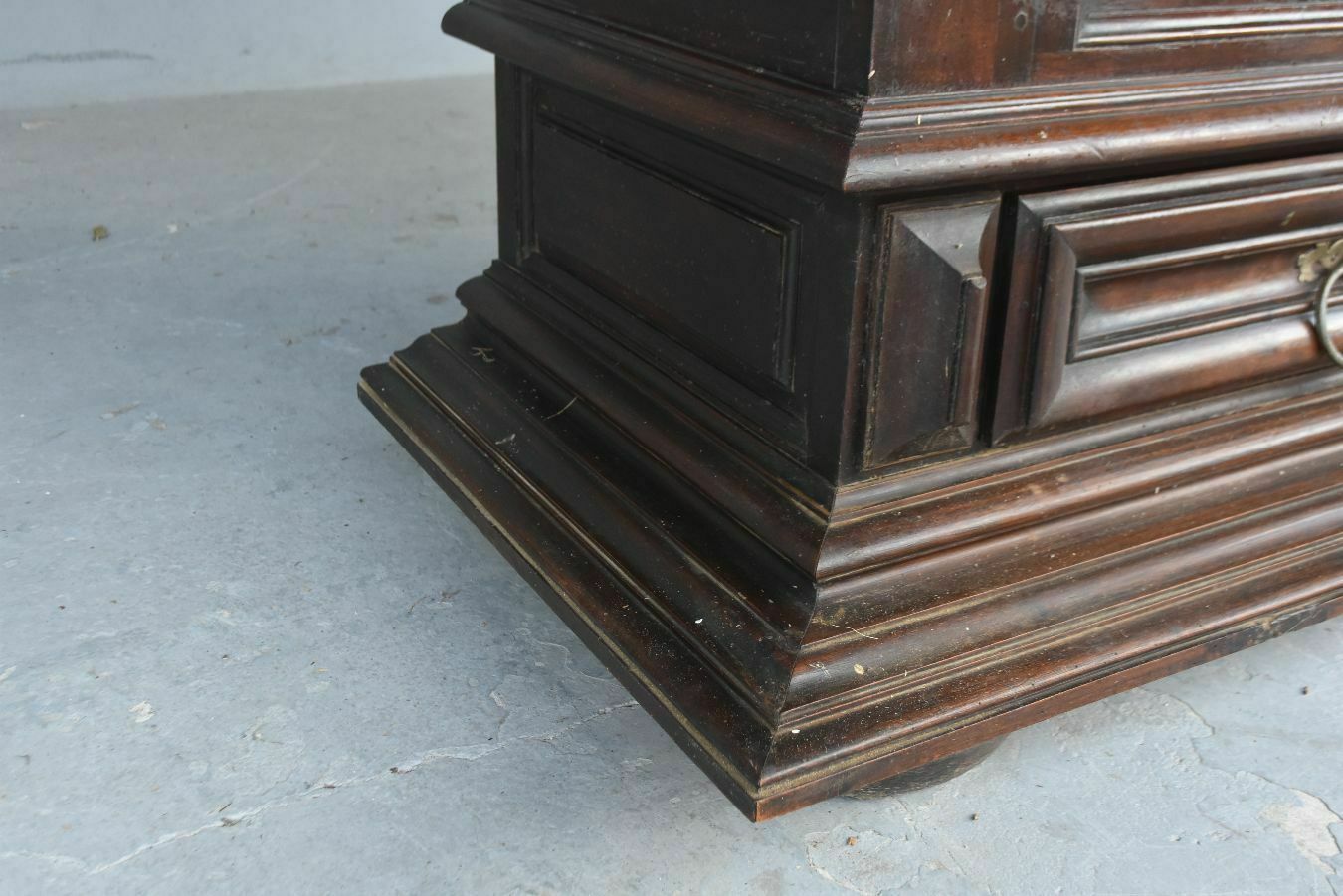 photo furniture Louis XIII Walnut Bonnetress XVIII