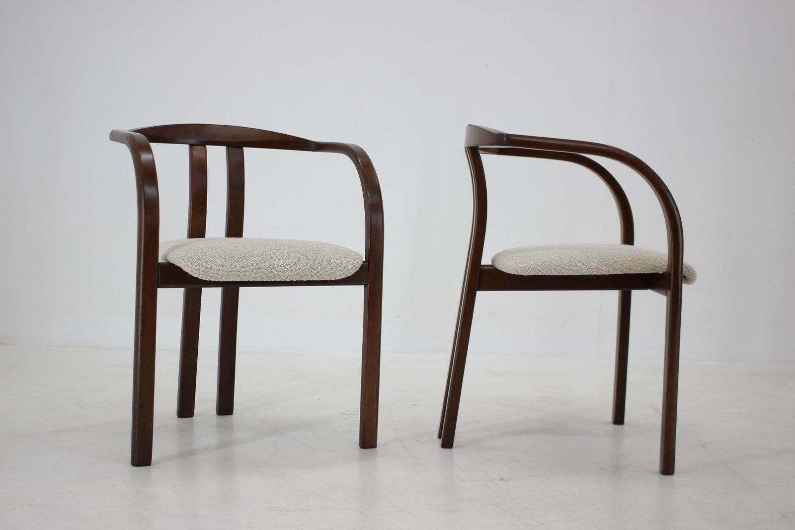 Zeldzame eetkamer-/bijzetstoel van Ton uit de jaren 1980, bekleed met crèmewit bouclé photo furniture