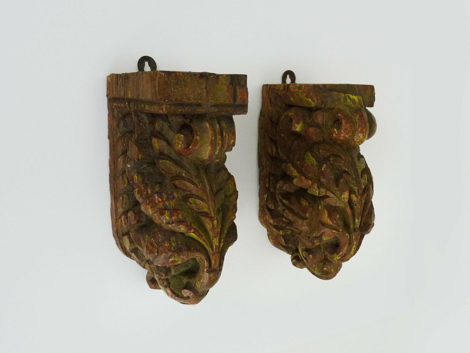 Paire de bougeoirs muraux indiens sculptés en bois