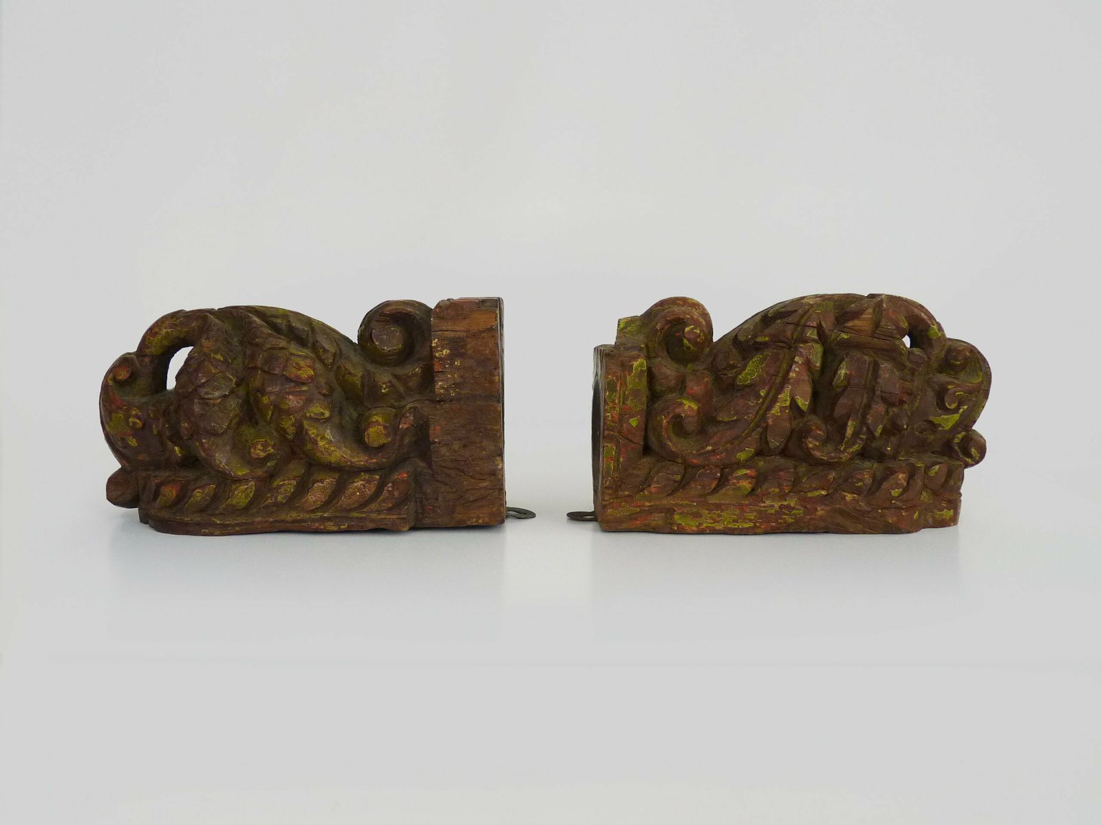 Paire de bougeoirs muraux indiens sculptés en bois photo vinterior