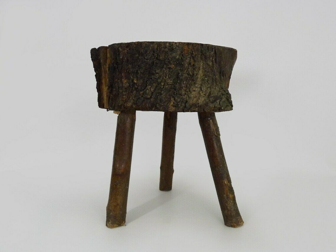 Tabouret à traire tripode en chêne, art paysan ariégeois, France (XIXe siècle) photo for sale