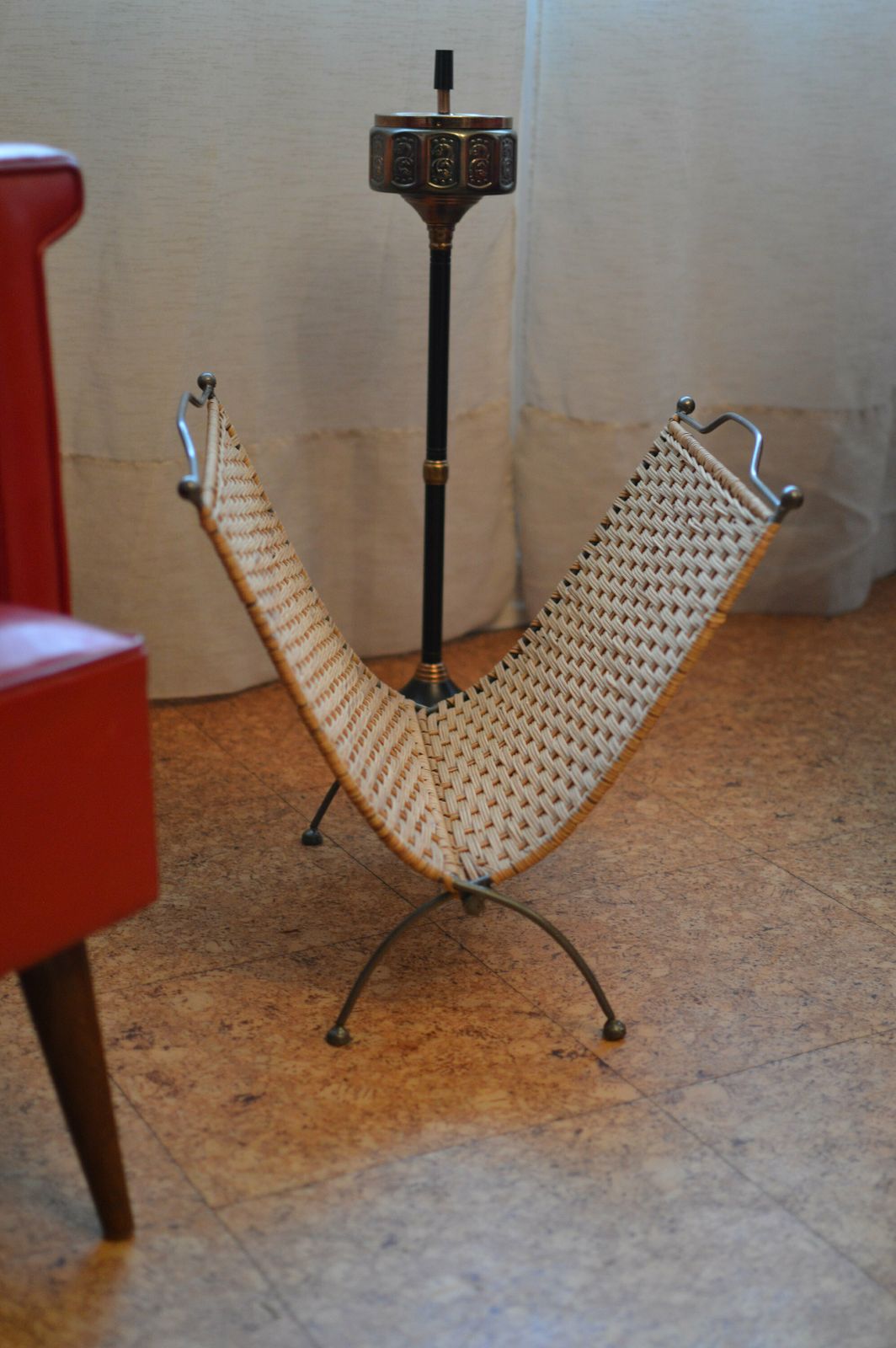 Wicker Magazine Rack / Vintage Magazine Holder / Sweet Vintage photo Home Decor