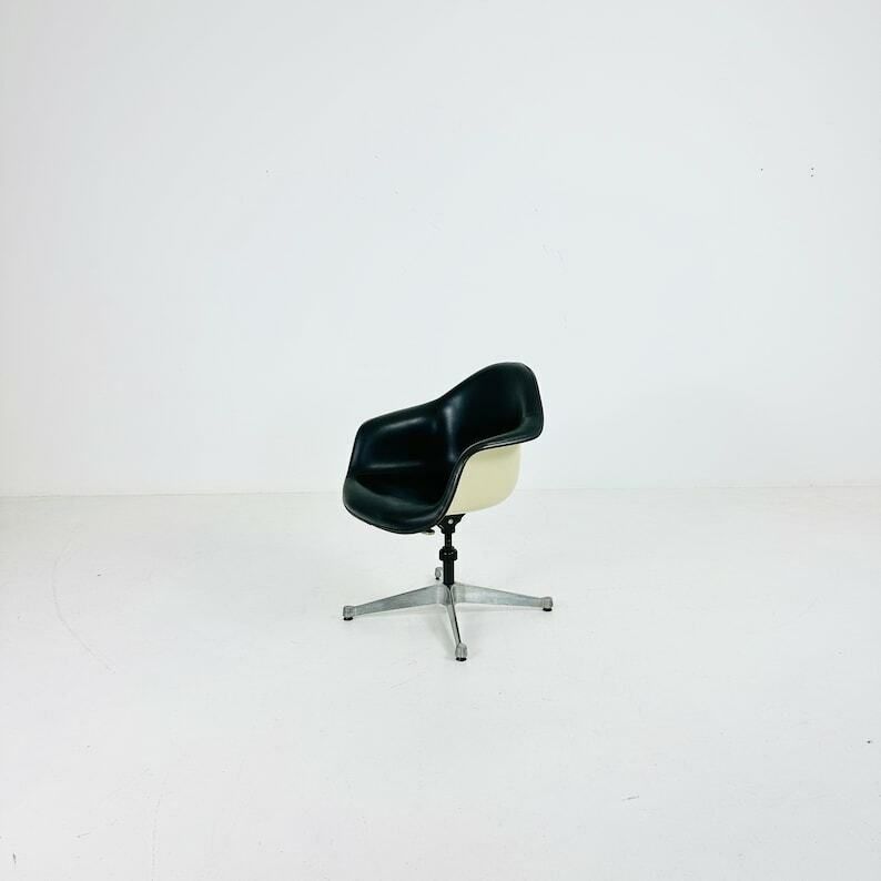 Fiberglass Swivel Chairs By Ray & Charles Eames For Herman Miller, 1960s photo 1062.0