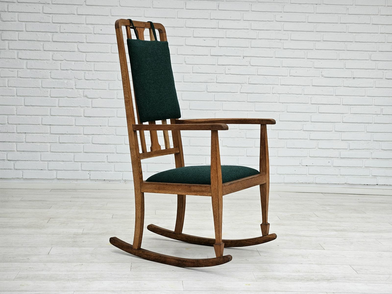 Ca. Jaren 1950–1960, Opnieuw Beklede Deense Schommelstoel Met Hoge Rug, Kvadrat Meubelwol.
