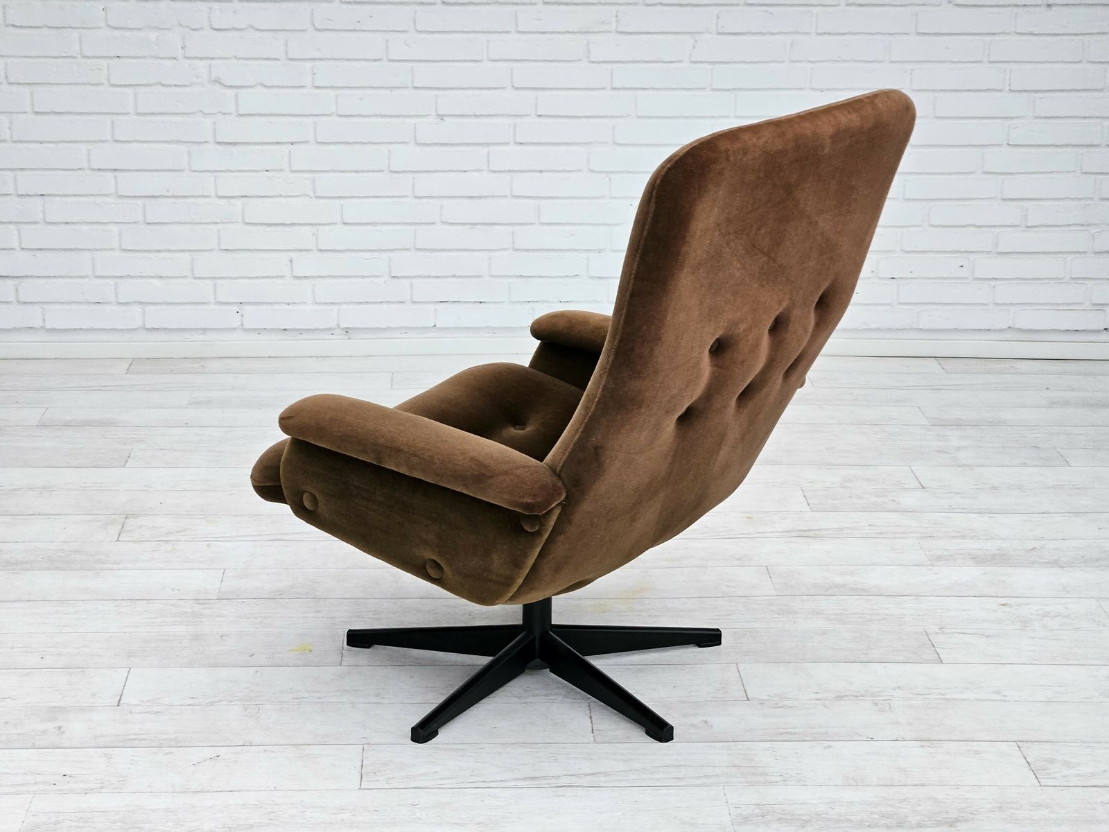 photo for sale Vintage Scandinavische Draaifauteuil, Jaren 1970, Velours, Ongerestaureerde Staat.