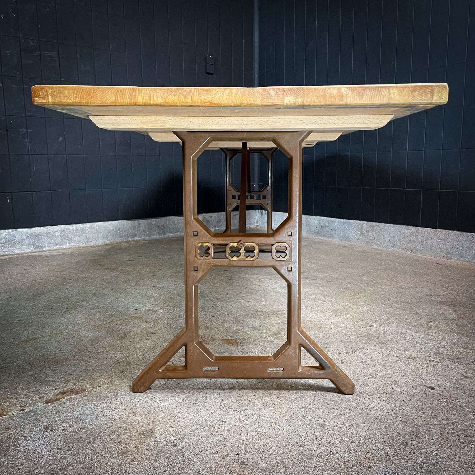 Industriële Eettafel Met Blad Van Beukenhout En Machinevoet photo for sale