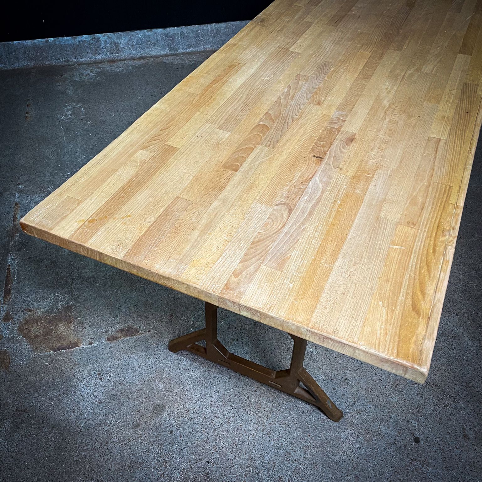 photo for sale Industriële Eettafel Met Blad Van Beukenhout En Machinevoet