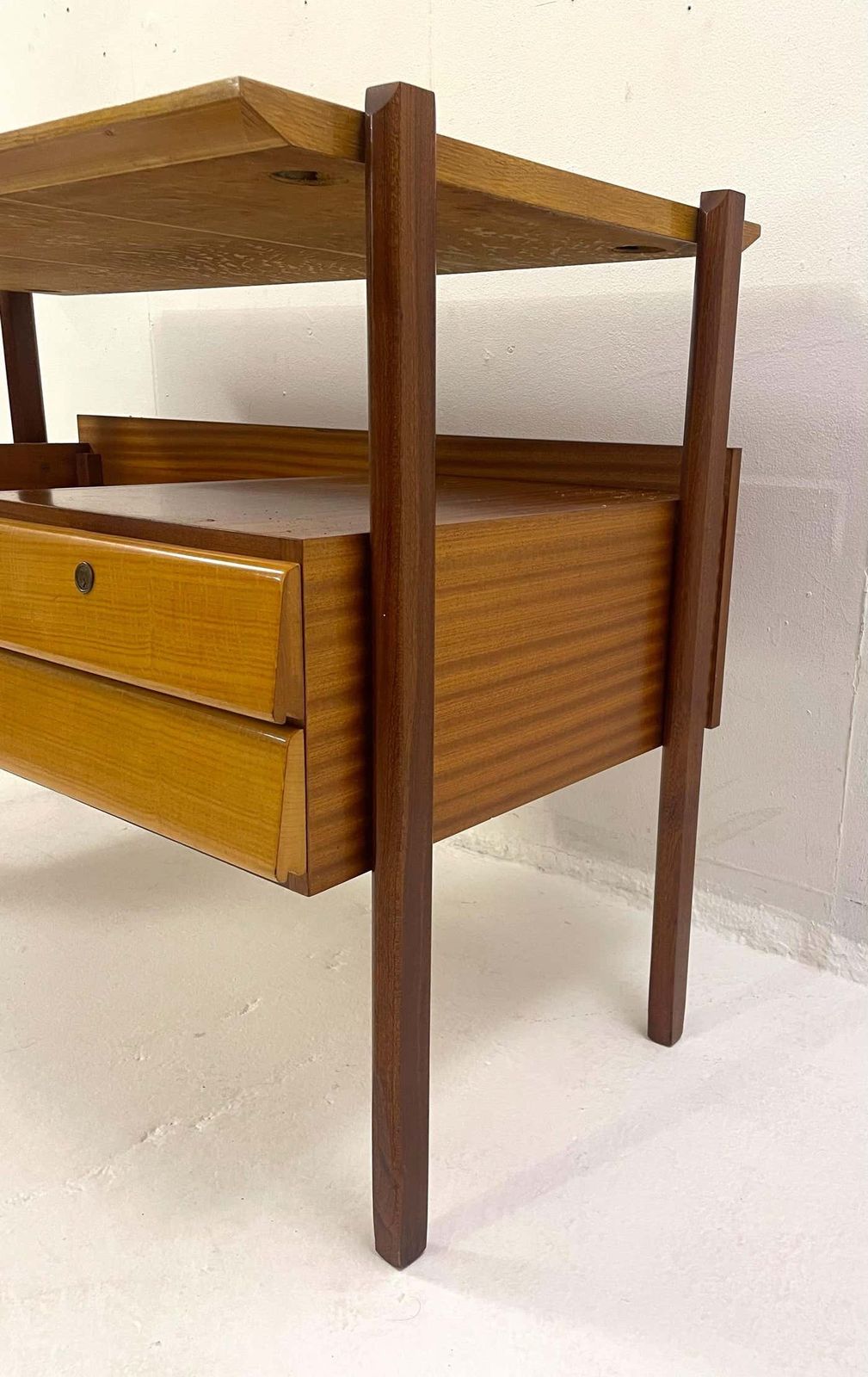 photo furniture Mid Century Modern Italien Wooden Desk, 1960s
