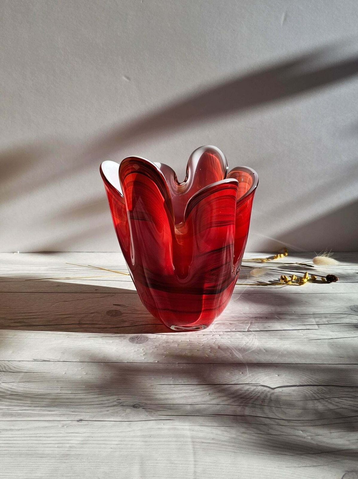 Hokuyo Glassworks, Scarlet Striped 6 Lobed Cased Anemone Fazzoletto Vase, 1960s 70s, Japanese