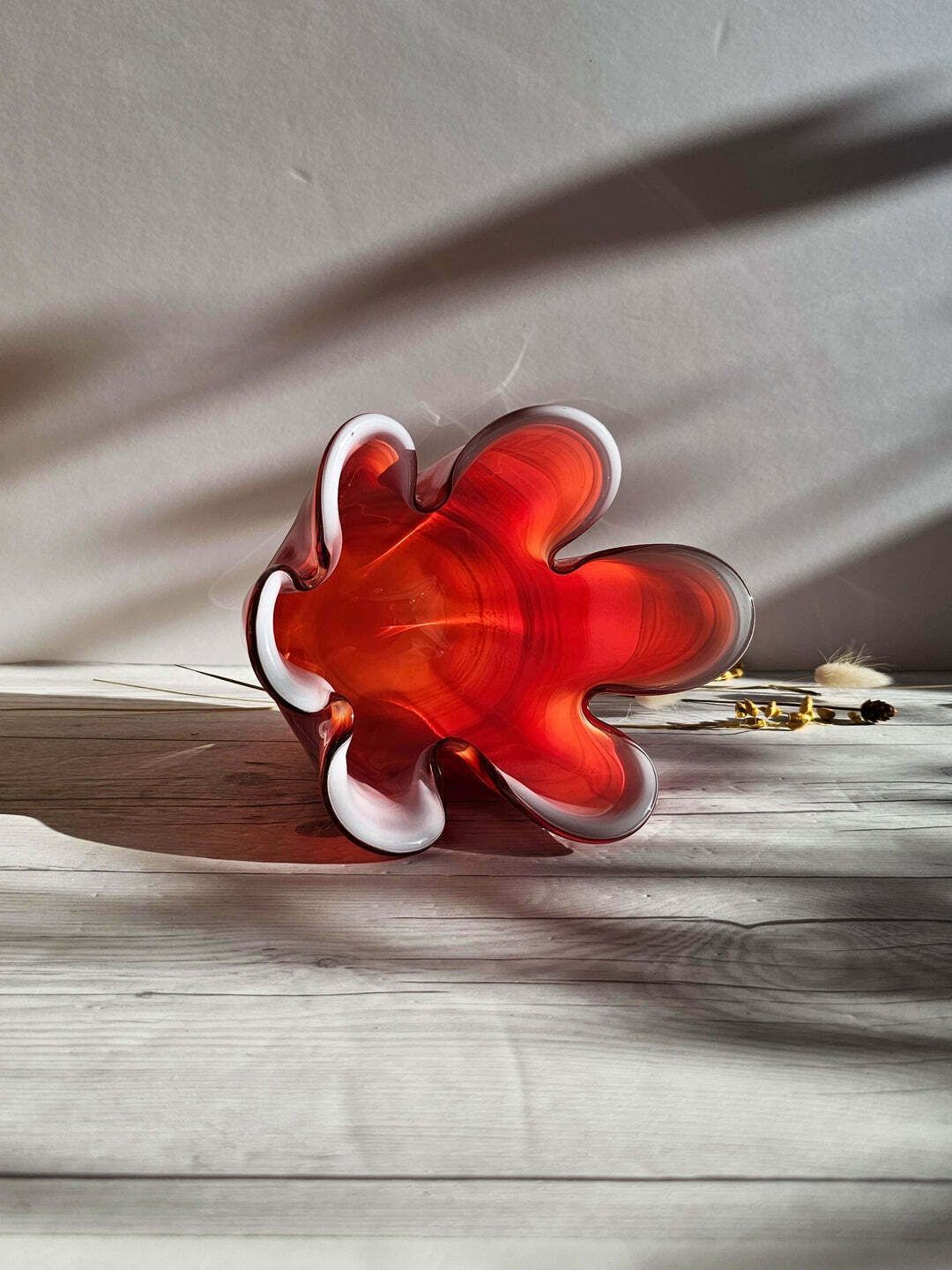 Hokuyo Glassworks, Scarlet Striped 6 Lobed Cased Anemone Fazzoletto Vase, 1960s 70s, Japanese photo Home Decor