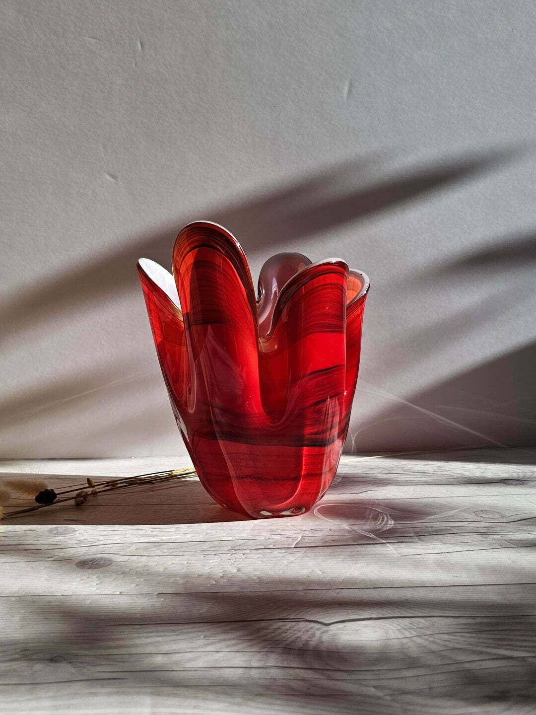 photo furniture Hokuyo Glassworks, Scarlet Striped 6 Lobed Cased Anemone Fazzoletto Vase, 1960s 70s, Japanese