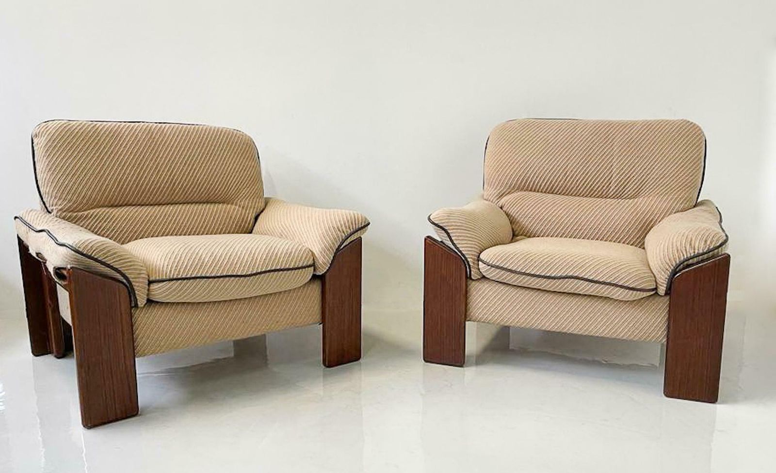 Mid Century Modern Pair Of Armchairs By Sapporo For Mobil Girgi, 1970s photo buy