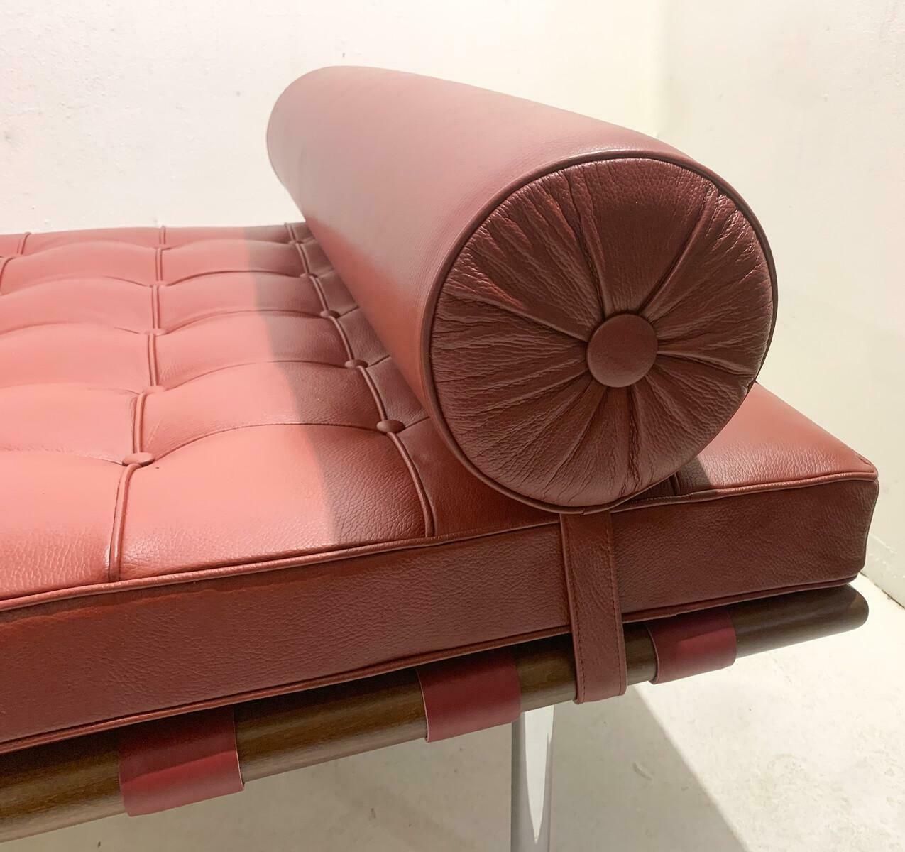 Barcelona Daybed By Ludwig Mies Van Der Rohe For Knoll, Burgundy Leather, 1990s photo vinterior