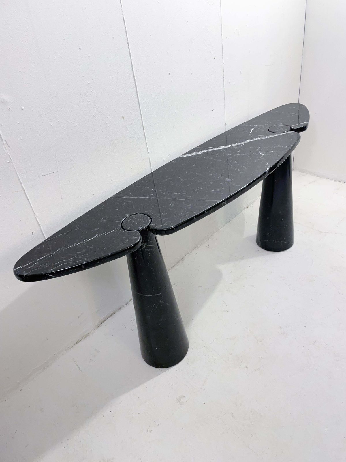 Angelo Mangiarotti "Eros" Black Marble Console In Nero Marquina, 1970s photo vinterior
