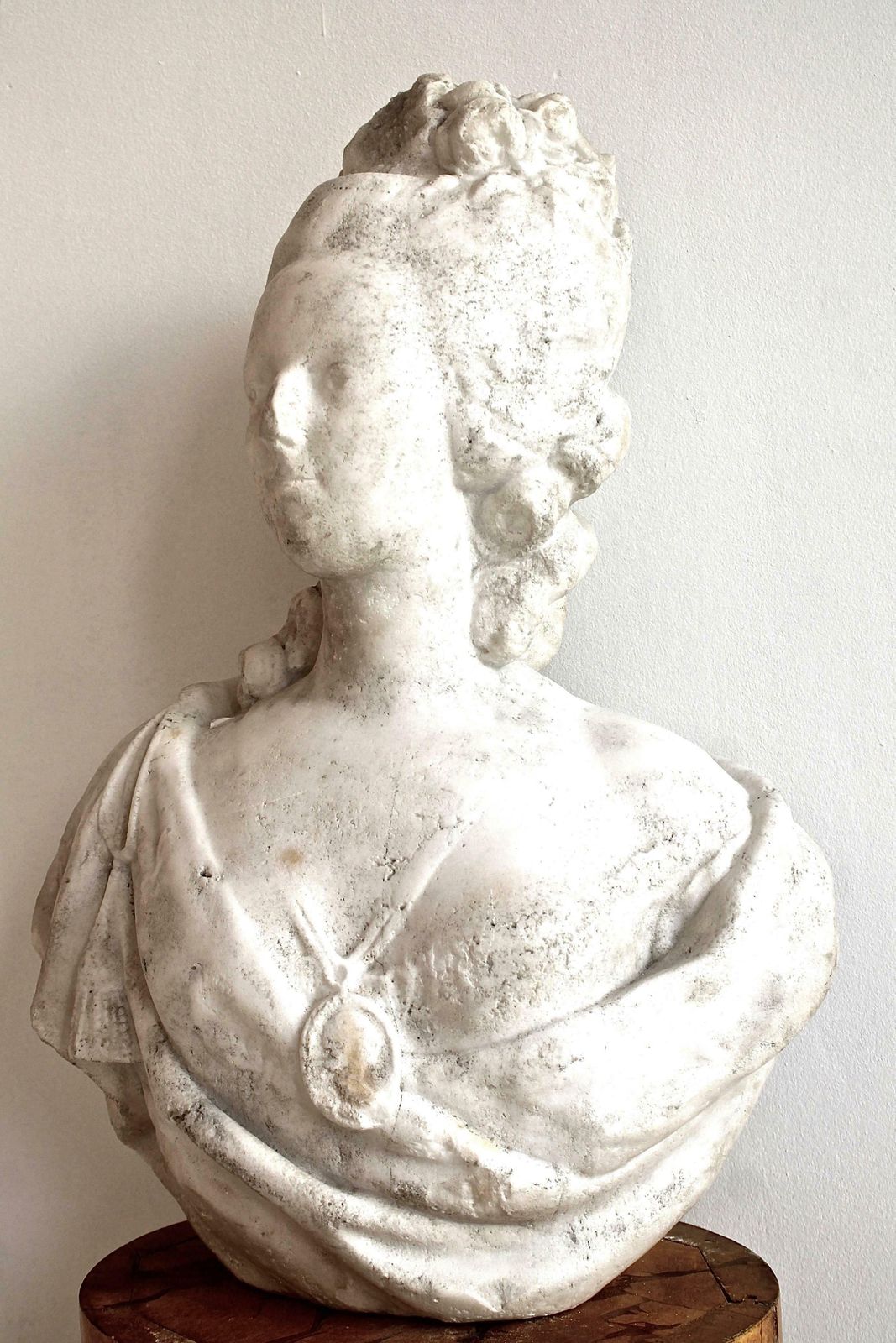 18th Century White Marble Bust Of Queen Marie Antoinette photo vinterior